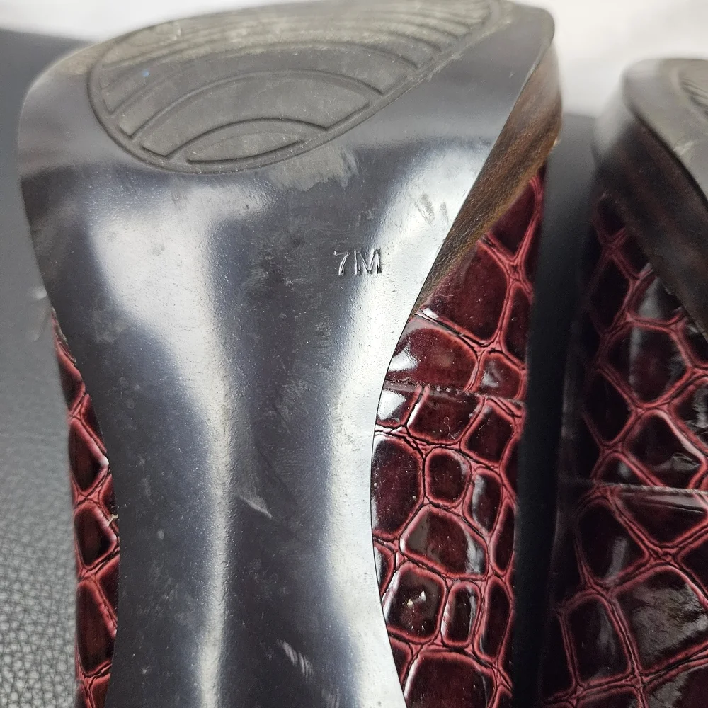 Bandolino Women's Red Red Reptile Pumps Sz‎ 7M Sexy Feminine Holiday Cocktail